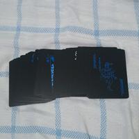 Carte da poker nere con disegni blu