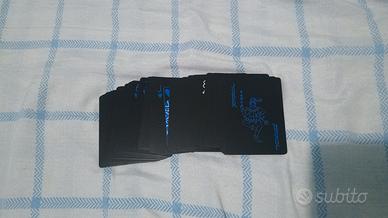 Carte da poker nere con disegni blu
