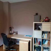 Scrivania, libreria kallax e sedia girevole