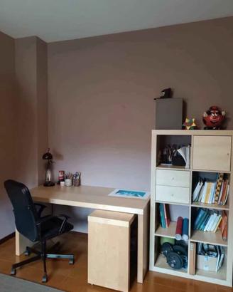 Scrivania, libreria kallax e sedia girevole