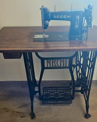 macchina da cucire vintage a pedale Necchi