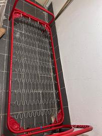 Letto in ferro rosso