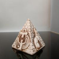 Piramide decorativa egizia in resina
