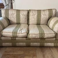 Coppia di divani classici tessuto pregiato