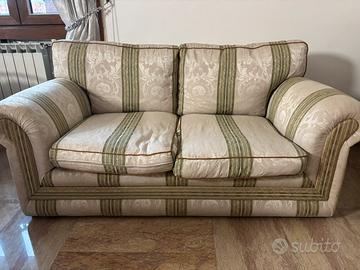 Coppia di divani classici tessuto pregiato