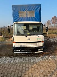 Nissan centinato con sponda idraulica