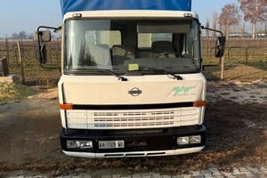 Nissan centinato con sponda idraulica