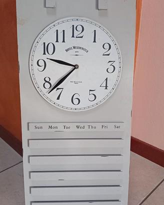 calendario perpetuo con orologio