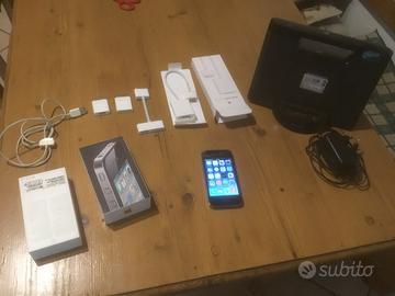 iPhone 4 con docking station e adattatori