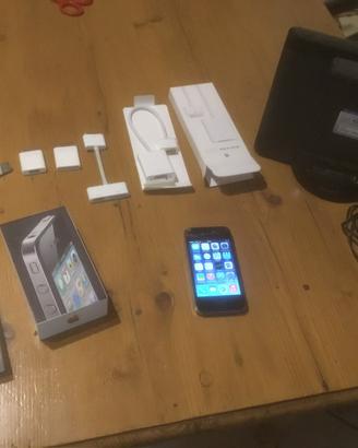 iPhone 4 con docking station e adattatori