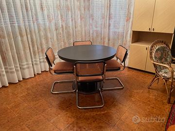 Tavolo con sedie