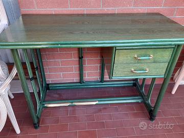 scrivania in legno colore verde