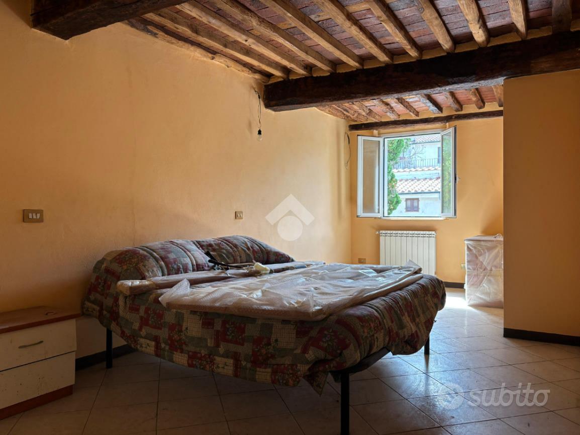 CASA SEMINDIPENDENTE A LUCCA