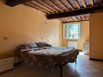 CASA SEMINDIPENDENTE A LUCCA