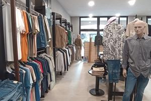 Negozio di abbigliamento centrale a 40 MT dal mare