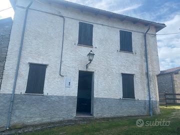 Rustico con fienile e terreno 9ha in borgo antico