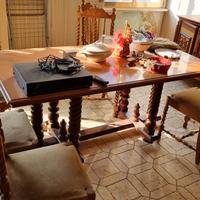 Tavolo antico in legno lavorato e 6 sedie