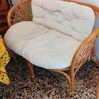 Divanetto in vimini con cuscini