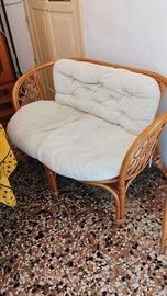 Divanetto in vimini con cuscini