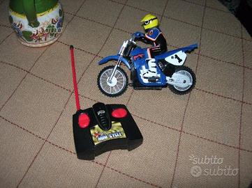 Moto telecomandata a pile