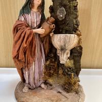 STATUA DONNA ALLA FONTANA PER PRESEPE