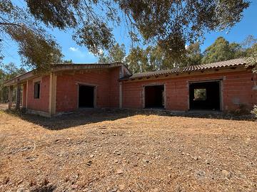 Fabbricato grezzo e un ettaro di terreno agricolo