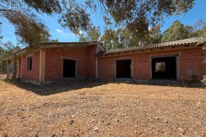 Fabbricato grezzo e un ettaro di terreno agricolo