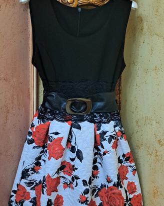 Abito corto svasato con rose rosse e cintura nera