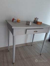 Tavolino stile Shabby riverniciato grigio