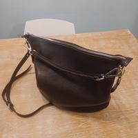 Borsa in pelle marrone griffata