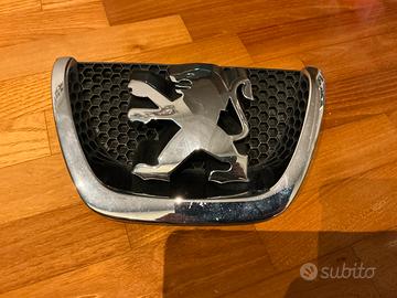 Logo anteriore Peugeot 207