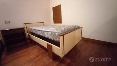 2 letti singoli + comodino in buone condizioni