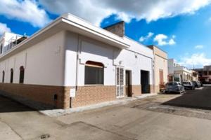 Abitazione indipendente con garage e giardino