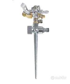 Irrigatore a impulso con innesto nel terreno. 