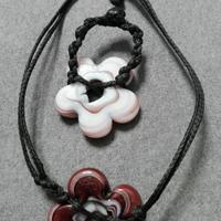 Set collana, braccialetti e anello in vetro