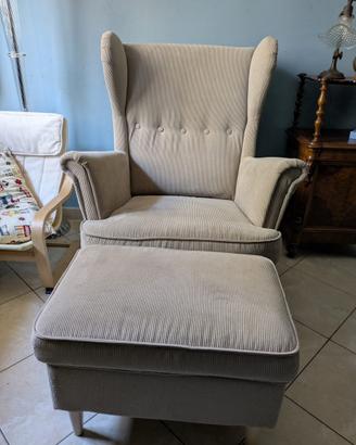 Poltrona Strandmon beige con poggiapiedi