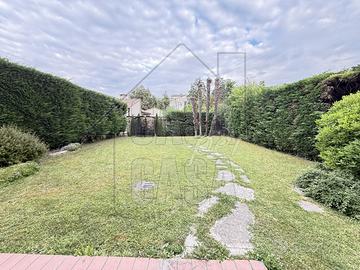 Elegante appartamento trilocale con ampio giardino