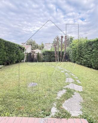 Elegante appartamento trilocale con ampio giardino