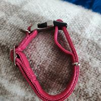 Collare rosa in pelle