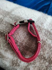 Collare rosa in pelle