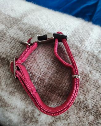 Collare rosa in pelle