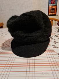 Cappello donna con visiera in lana d'angora