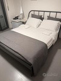 Letto in ferro matrimoniale con doghe e materasso