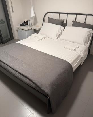 Letto in ferro matrimoniale con doghe e materasso