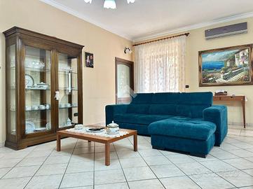 BIFAMILIARE A GIUGLIANO IN CAMPANIA