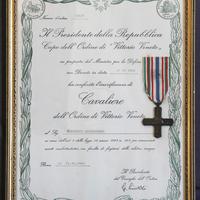 Attestato e croce dei Cavalieri di Vittorio Veneto