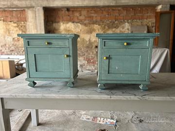 Comodini in legno verniciati