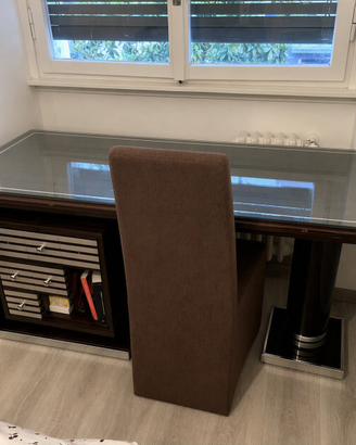 Scrivania pregiata in legno vetro con cassettiera