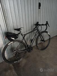 bicicletta gravel GT in carbonio