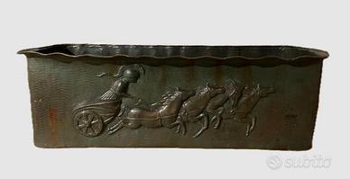 Grande fioriera in rame con bassorilievi